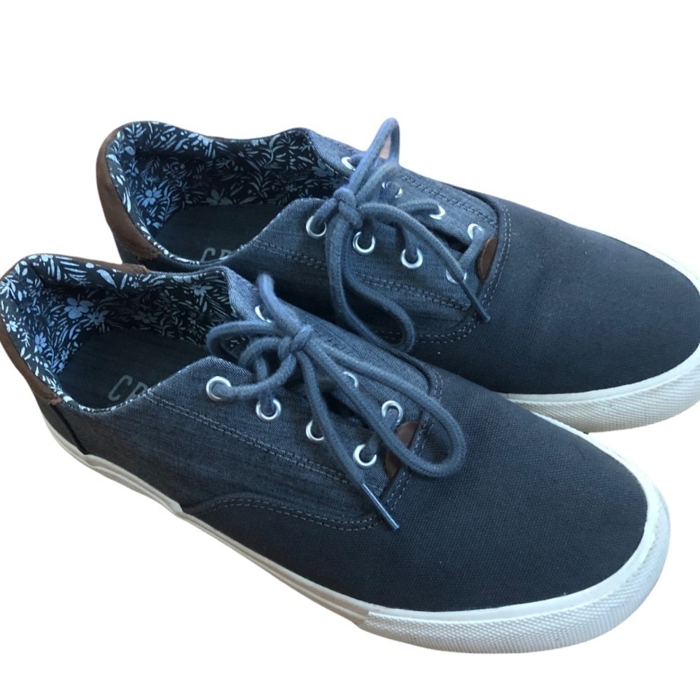 Crevo lace up canvas shoe size 9